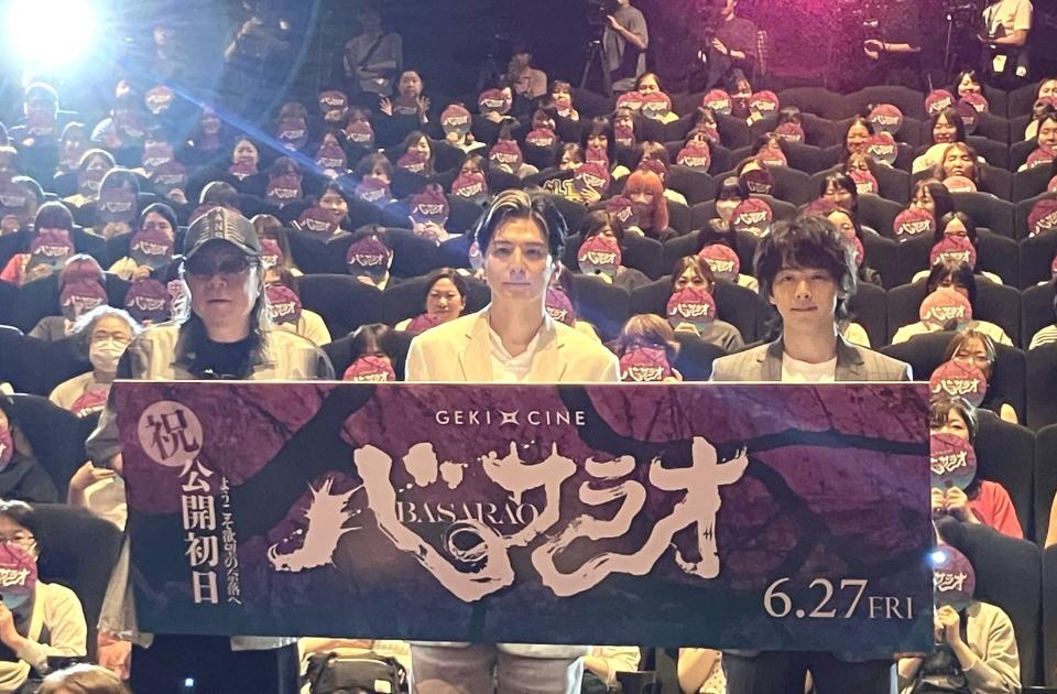 　ゲキ×シネ「バサラオ」初日舞台あいさつに登場した（左から）古田新太、生田斗真、中村倫也