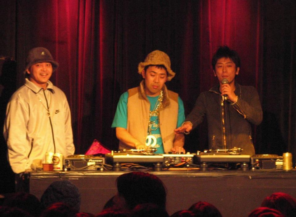 　ＤＪのテクニックを披露するフットボールアワーの岩尾望（中央）と後藤輝基＝２００４年