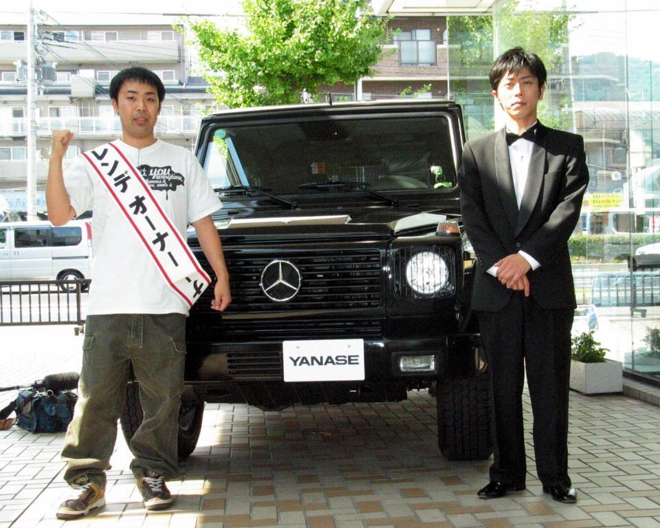 　ベンツを購入したフットボールアワーの岩尾望（左）と後藤輝基＝２００４年