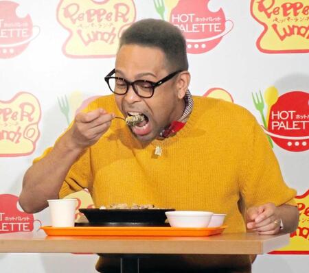 　ビーフペッパーライスを実食するＥＸＩＬＥ　ＮＥＳＭＩＴＨ