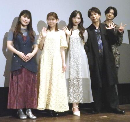 　（左から）大関れいか、大熊杏優、小栗有以、船ヶ山哲、赤羽流河