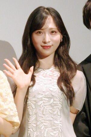 　カメラに手を振る小栗有以