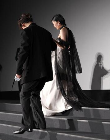 　降壇する柴咲コウ（右）と綾野剛（撮影・石井剣太郎）