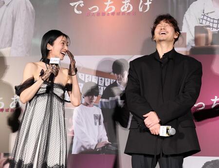 　トークで盛り上がる柴咲コウ（左）と綾野剛（撮影・石井剣太郎）