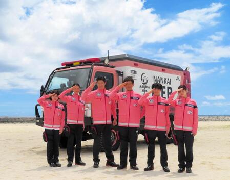 　ＭＥＲカーをバッグに敬礼する（左から）宮澤エマ、菜々緒、鈴木亮平、江口洋介、高杉真宙、生見愛瑠