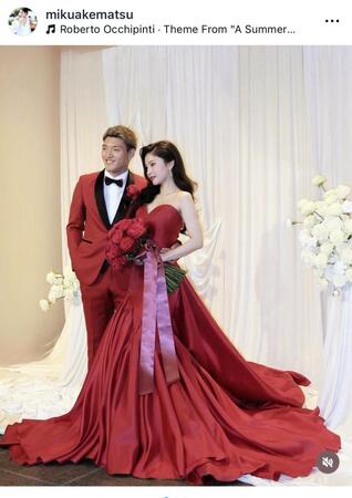 【写真】「こんなに真紅が似合う夫婦いない」堂安律と結婚の美人妻 式での艶やか赤ドレス姿を公開、赤タキシードの堂安と寄り添う姿に反響