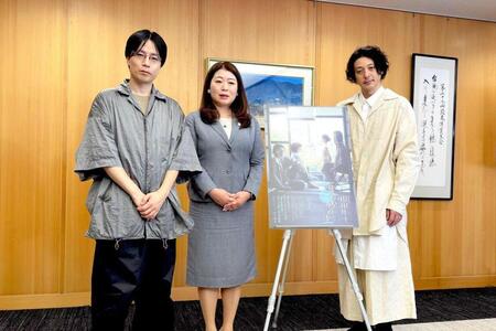　県庁を表敬訪問したオダギリジョー（右）、玉田真也監督（左）と出迎えたは馬場裕子副知事