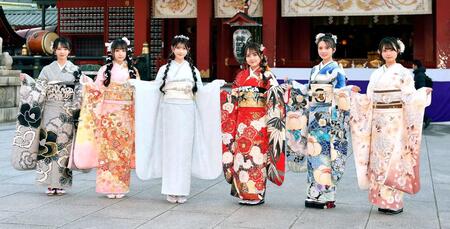 　あでやかな着物姿を披露するＡＫＢ４８新成人メンバーの（左から）成田香姫奈、佐藤美波、千葉恵里、田口愛佳、水島美結、太田有紀＝２４年１月