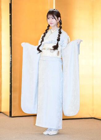 　振り袖姿を披露するＡＫＢ４８・千葉恵里＝２４年１月