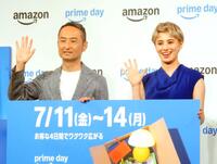 　イベントに出席したホラン千秋（右）と、アマゾンジャパンの鈴木浩司氏