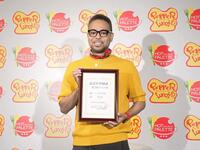 　ペッパーライスの日の記念日登録証を手にするＥＸＩＬＥ　ＮＥＳＭＩＴＨ