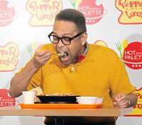 　ビーフペッパーライスを実食するＥＸＩＬＥ　ＮＥＳＭＩＴＨ