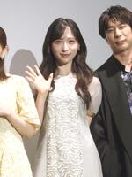 　カメラに手を振る小栗有以