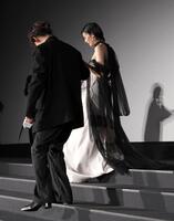 　降壇する柴咲コウ（右）と綾野剛（撮影・石井剣太郎）