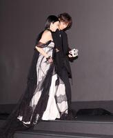 　柴咲コウ（左）をエスコートする綾野剛（撮影・石井剣太郎）