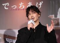 　舞台あいさつに登壇した綾野剛（撮影・石井剣太郎）