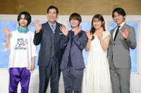 　笑顔を見せる（左から）織山尚大、高嶋政伸、大橋和也、渋谷凪咲、高橋光臣（撮影・吉澤敬太）