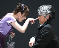 　ピノコ役の矢吹奈子（左）とブラック・ジャック役の坂本昌行（撮影・堀内翔）