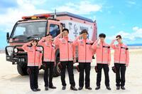 　ＥＲカーをバッグに敬礼する（左から）宮澤エマ、菜々緒、鈴木亮平、江口洋介、高杉真宙、生見愛瑠　©２０２５　劇場版『ＴＯＫＹＯ　ＭＥＲ』製作委員会