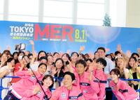 　地元ファンと一緒に自撮りする鈴木亮平（中央）ら