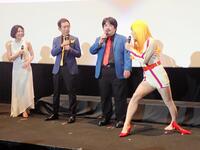 　ルパン三世に扮した鈴木もぐら（右から２人目）、峰不二子に扮した水川かたまり（右端）と、ルパン三世役の栗田貫一（左から２人目）、峰不二子役の沢城みゆき