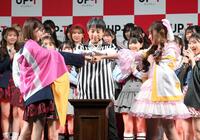 　街頭大型ビジョンＣＭの出演権をかけたグループ対抗のじゃんけん大会に臨むＡＫＢ４８・千葉恵里（左）とラフ×ラフ・日比野芽奈＝４月