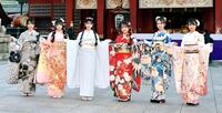 　あでやかな着物姿を披露するＡＫＢ４８新成人メンバーの（左から）成田香姫奈、佐藤美波、千葉恵里、田口愛佳、水島美結、太田有紀＝２４年１月