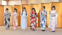　着物姿で手を振るＡＫＢ４８の（左から）成田香姫奈、佐藤美波、千葉恵里、田口愛佳、水島美結、太田有紀＝２４年１月