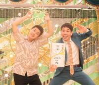 　優勝した豆鉄砲の東健太郎（左）とホセ