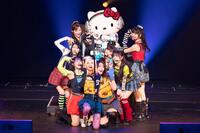 　ＤＪ　Ｈｅｌｌｏ　Ｋｉｔｔｙと撮影するＧｉｒｌｓ２　©高田梓、河村美貴、ヨシモリユウナ