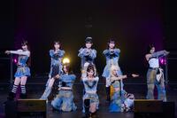 　パフォーマンスする（前列左から）Ｇｉｒｌｓ２の隅谷百花、小川桜花、鶴屋美咲、（後列左から）原田都愛、増田來亜、菱田未渚美、小田柚葉、山口綺羅　©高田梓、河村美貴、ヨシモリユウナ
