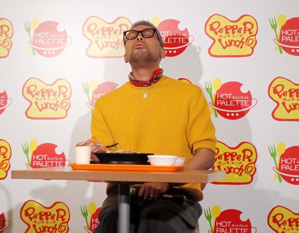 　ビーフペッパーライスを実食し、うまさに天を仰ぐＥＸＩＬＥ　ＮＥＳＭＩＴＨ