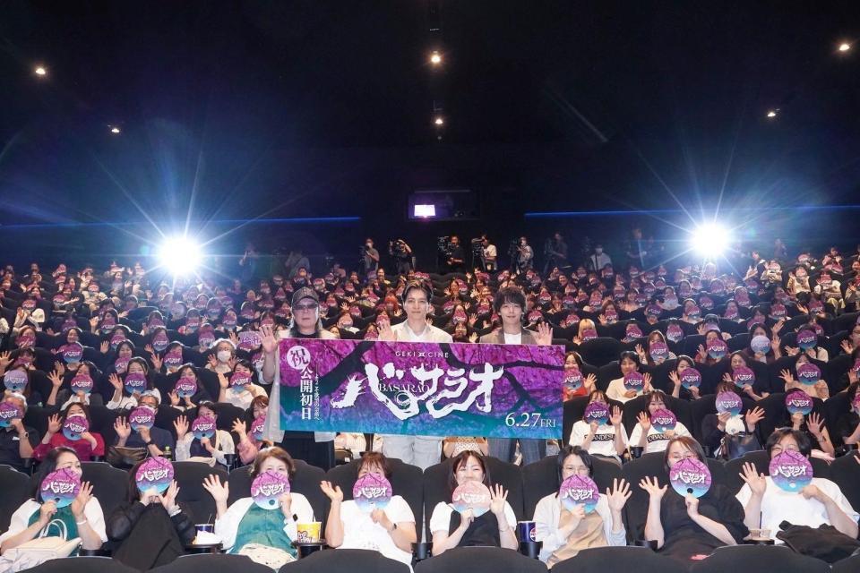 　ゲキ×シネ「バサラオ」初日舞台あいさつに登場した（中央左から）古田新太、生田斗真、中村倫也