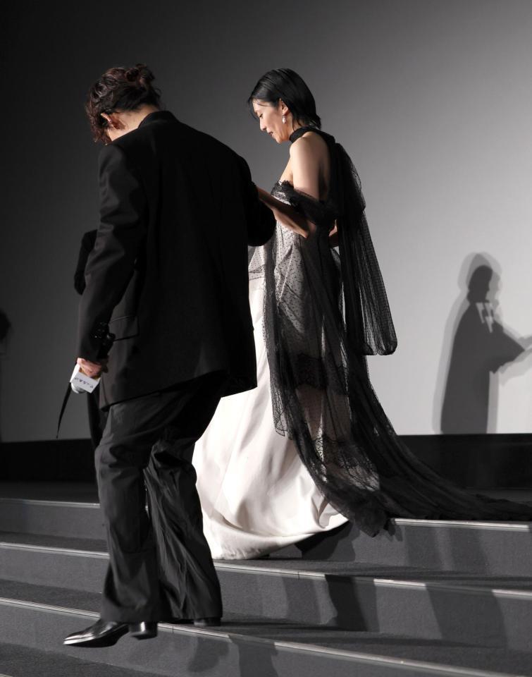 　降壇する柴咲コウ（右）と綾野剛（撮影・石井剣太郎）