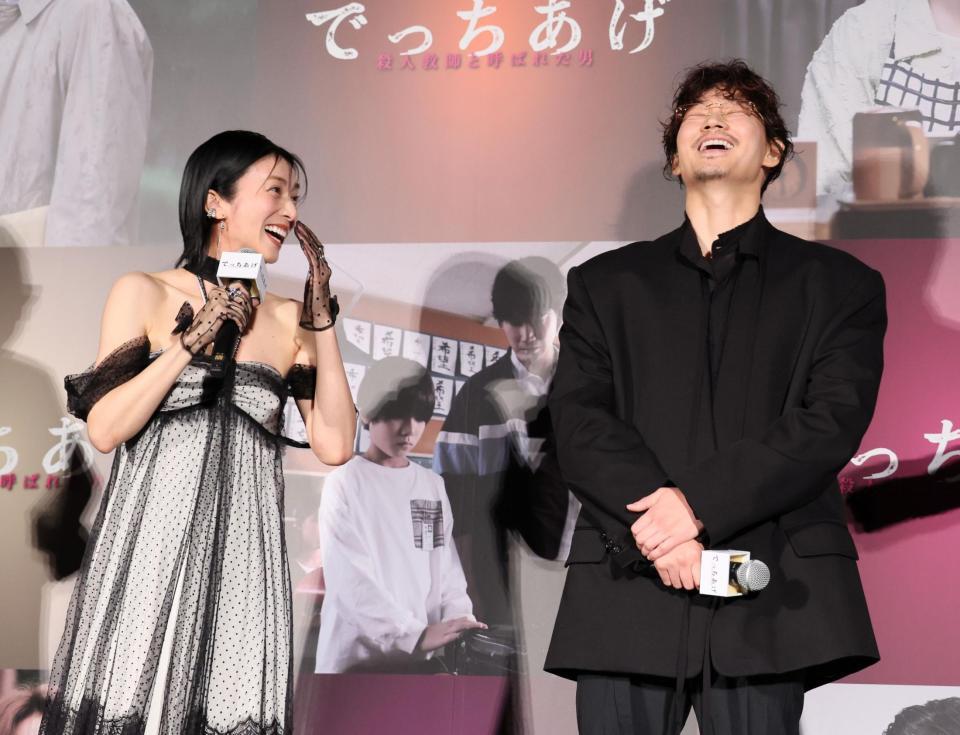 　トークで盛り上がる柴咲コウ（左）と綾野剛（撮影・石井剣太郎）