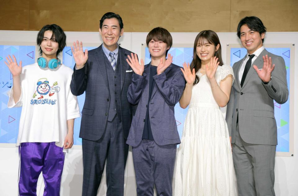 　笑顔を見せる（左から）織山尚大、高嶋政伸、大橋和也、渋谷凪咲、高橋光臣（撮影・吉澤敬太）