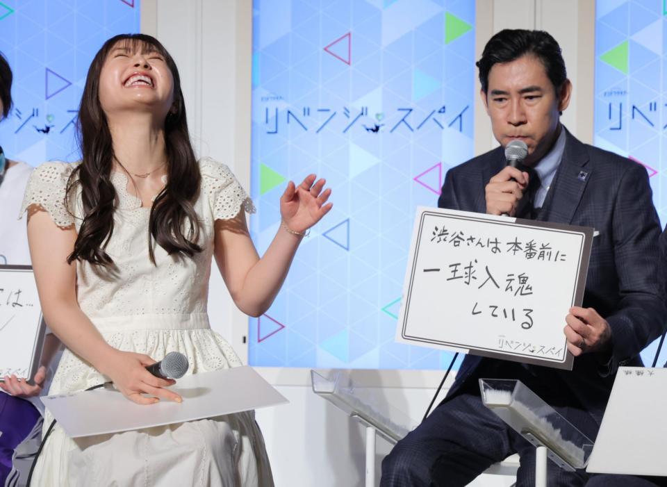 　高嶋政伸（右）から本番前の様子を暴露され、恥ずかしがる渋谷凪咲（撮影・吉澤敬太）