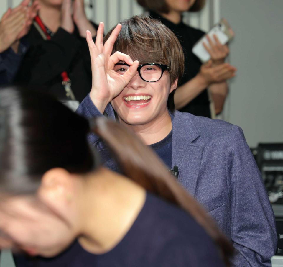 　会見の冒頭、記者に変装して隠れていた大橋和也（撮影・吉澤敬太）