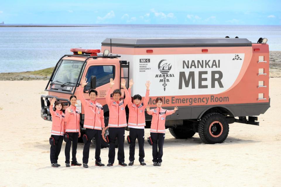 　ＥＲカーをバッグに手を振る（左から）宮澤エマ、菜々緒、鈴木亮平、江口洋介、高杉真宙、生見愛瑠　©２０２５　劇場版『ＴＯＫＹＯ　ＭＥＲ』製作委員会