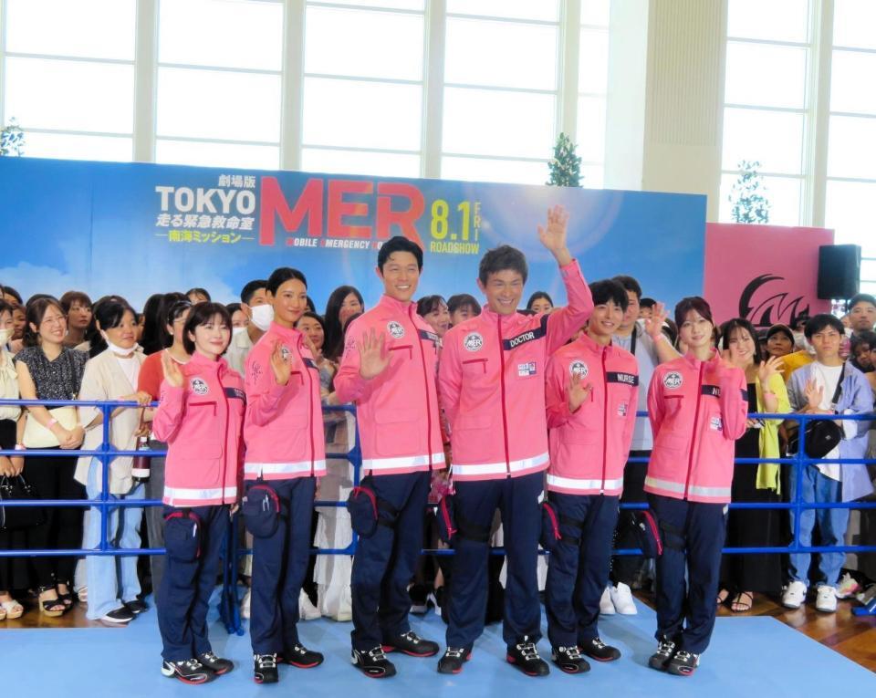 　地元ファンをバックに手を振る（左から）宮澤エマ、菜々緒、鈴木亮平、江口洋介、高杉真宙、生見愛瑠