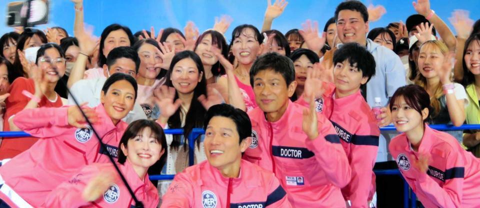 　ファンと一緒に自撮りする鈴木亮平（中央）ら
