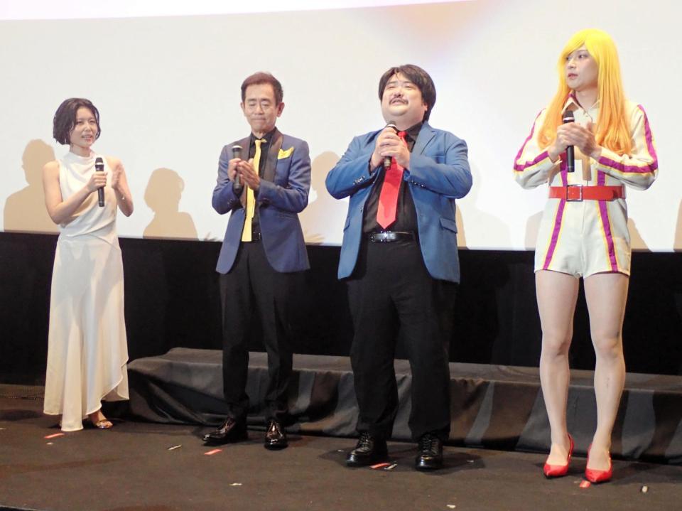 　ルパン三世に扮した鈴木もぐら（右から２人目）、峰不二子に扮した水川かたまり（右端）と、ルパン三世役の栗田貫一（左から２人目）、峰不二子役の沢城みゆき