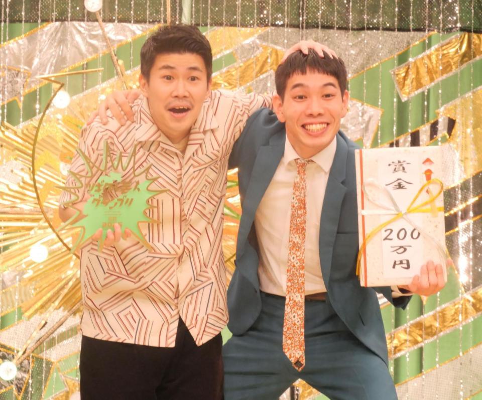 　優勝した豆鉄砲の東健太郎（左）とホセ