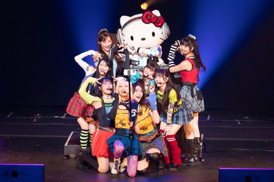 　ＤＪ　Ｈｅｌｌｏ　Ｋｉｔｔｙと撮影するＧｉｒｌｓ２　©高田梓、河村美貴、ヨシモリユウナ