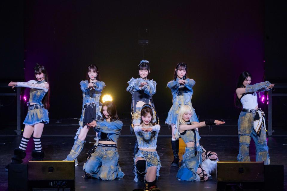 　パフォーマンスする（前列左から）Ｇｉｒｌｓ２の隅谷百花、小川桜花、鶴屋美咲、（後列左から）原田都愛、増田來亜、菱田未渚美、小田柚葉、山口綺羅　©高田梓、河村美貴、ヨシモリユウナ