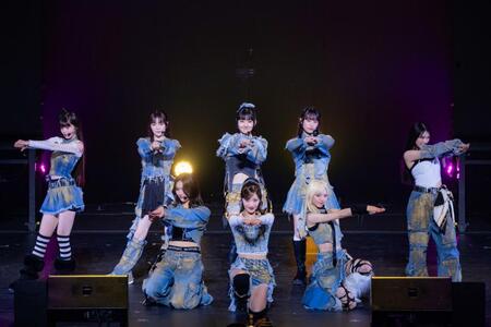 　パフォーマンスする（前列左から）Ｇｉｒｌｓ２の隅谷百花、小川桜花、鶴屋美咲、（後列左から）原田都愛、増田來亜、菱田未渚美、小田柚葉、山口綺羅　©高田梓、河村美貴、ヨシモリユウナ