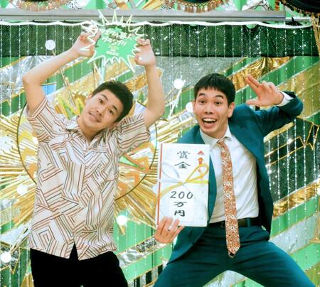 　優勝した豆鉄砲の東健太郎（左）とホセ