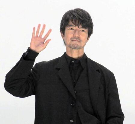 　手を振る仲村トオル