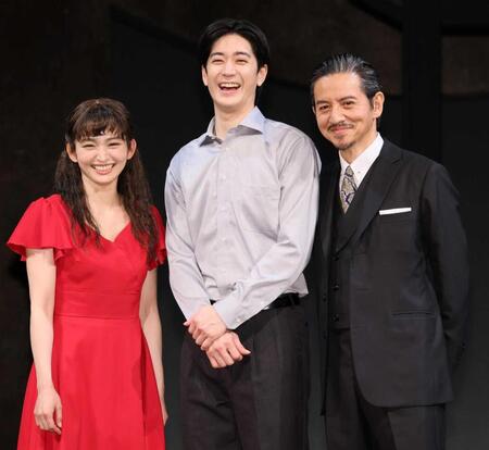 　会見に登壇した（左から）岡本玲、中島裕翔、岡本健一（撮影・石井剣太郎）