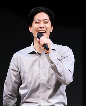 　笑顔を見せる中島裕翔（撮影・石井剣太郎）